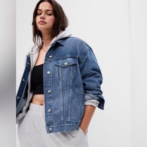 GAP WOMEN’S TALL XL
Icon Denim Jean Jacket Blue Trucker